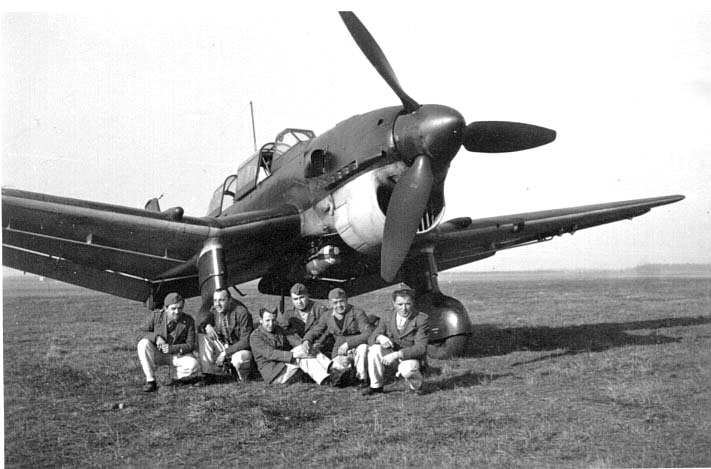 Немецкий самолет Юнкерс Ю-87 StukaRA - Ju 87 на аэродроме с экипажем