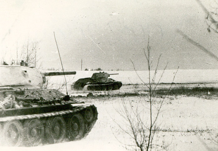Танки Т-34 1-й гвардейской бригады полковника Катукова М.Е. идут в атаку на врага, Западный фронт, 1941 год, фото