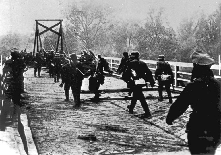 Войска фашистской Германии переходят пограничную реку, 22 июня 1941 года, фото