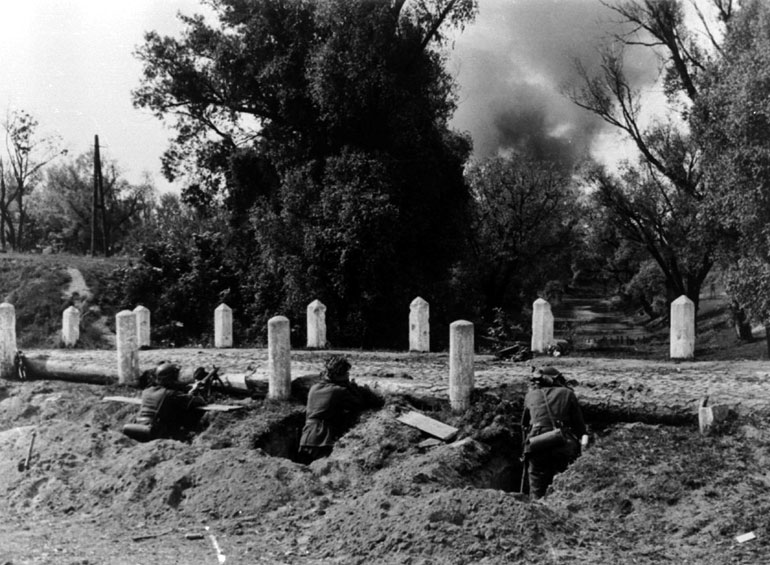 Немецкие солдаты во время боя под Брестом, июнь 1941 года, фото