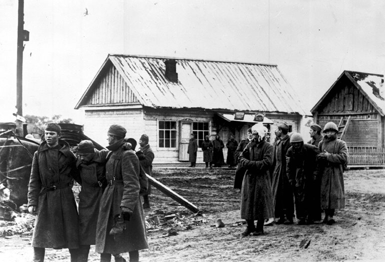 Группа советских военнопленных в одном из населенных пунктов, 1941 год, фото