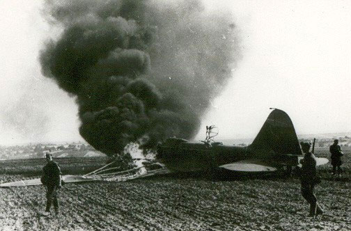 горящий советский бомбардировщик, 1941 год