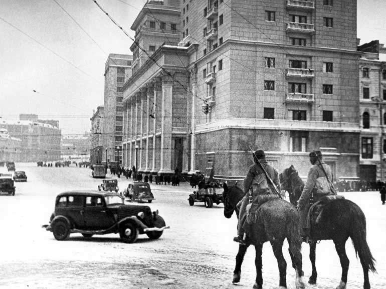Конный патруль на Манежной площади, Москва, 1941 год, фотография