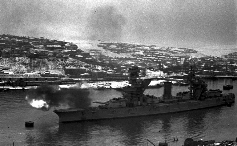 Линкор Черноморского флота «Парижская Коммуна» ведет огонь по вражеским позициям из южной бухты Севастополя, ноябрь 1941 года