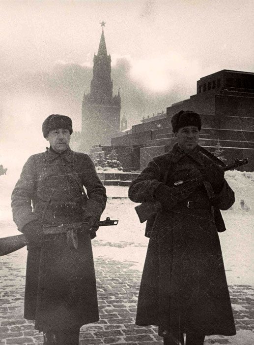 Военный патруль на Красной площади, Москва, 1941 год - фотография