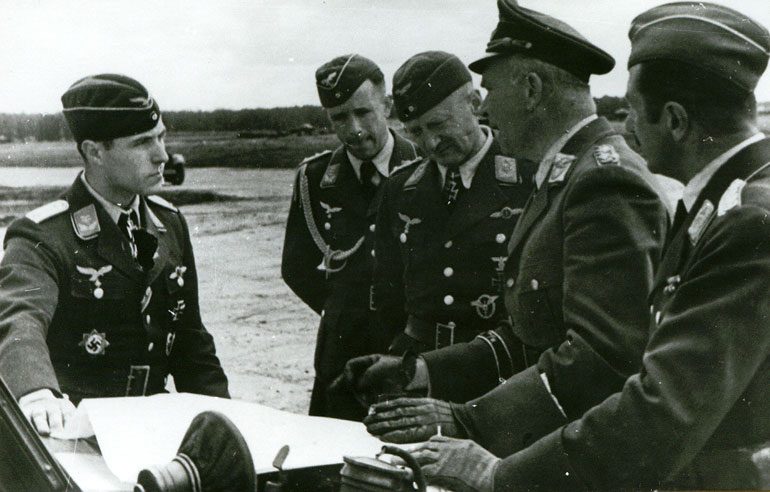 Генерал-полковник Рихтхофен в группе офицеров при обсуждении обстановки, Украина, 1941 год, фото