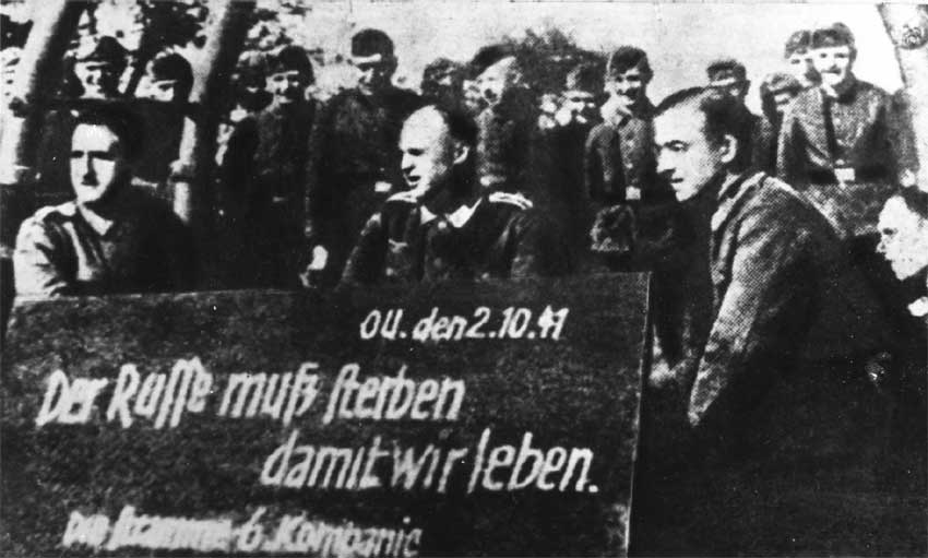 "Русские должны умереть, чтобы мы жили" - так написано на школьной доске... 1941