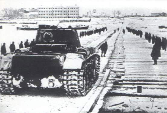 тяжелые танки КВ переправляются через Волгу по льду Калинин, декабрь, 1941