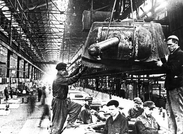 Монтаж башни танка КВ на заводе им. Кирова, Ленинград, 1942 год, фото