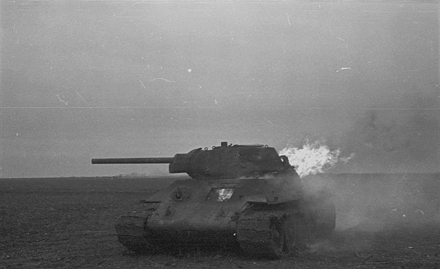 Горящий танк Т-34