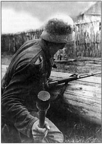 Немецкий пехотинец с ручной гранатой М-24 (предположительно 1942 год)