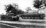 Советский танк КВ рядом с подбитым немецким танком. 1942 г.
