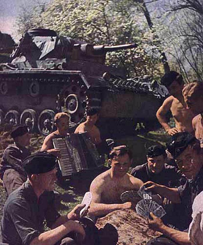Немецкие танкисты между боями, весна 1942 г.