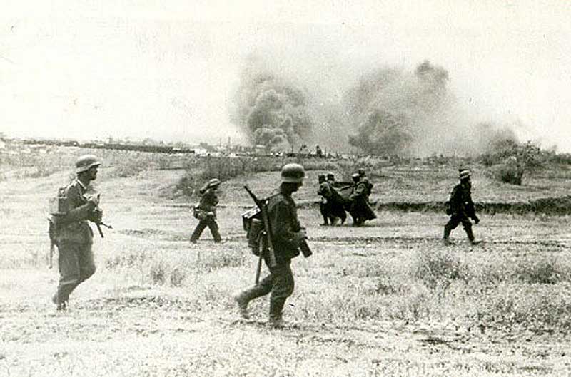 Группа немецких пехотинцев во время атаки