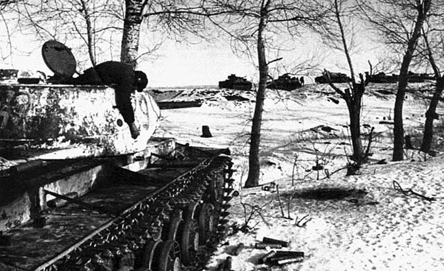 КВ-1 расстрелял немецкую танковую колонну