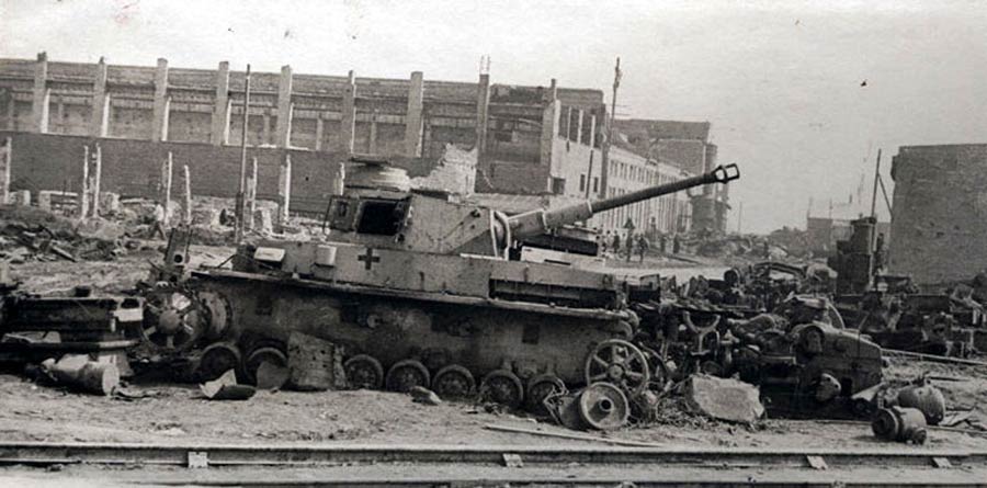Разбитая немецкая техника в районе тракторного завода г. Сталинграда, 1943 год, фото