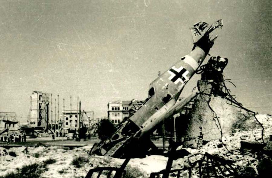 Сбитый немецкий Мессершмит в центре Сталинграда, 1943 год, фото