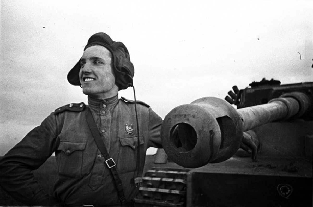 Старший лейтенант Иван Шевцов, будущий Герой Советского Союза, рядом с подбитым им немецким танком Тигр