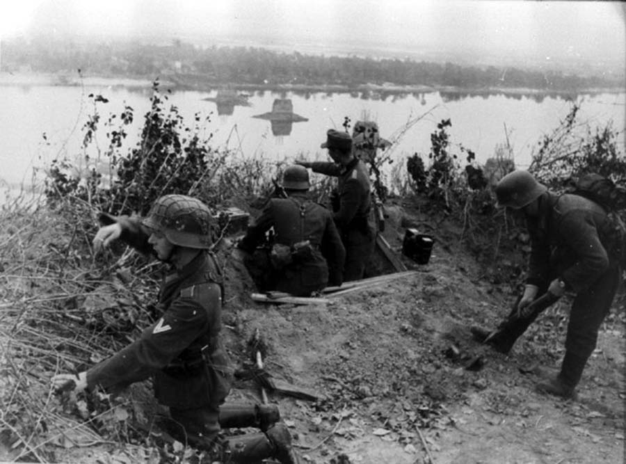 Гитлеровская огневая позиция ведет огонь на берегу Днепра, Украинская ССР, 1943