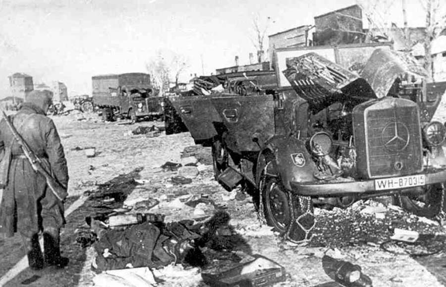 немецкая техника, уничтоженная Красной Армией на улице поселка Касторное, 1943 год