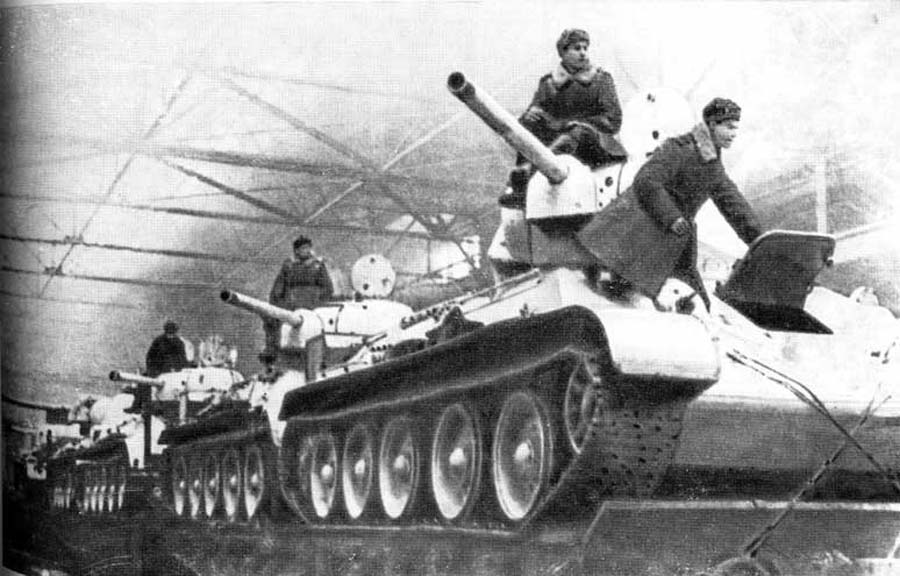 Из цеха на фронт - погрузка танков Т-34 на железнодорожные платформы