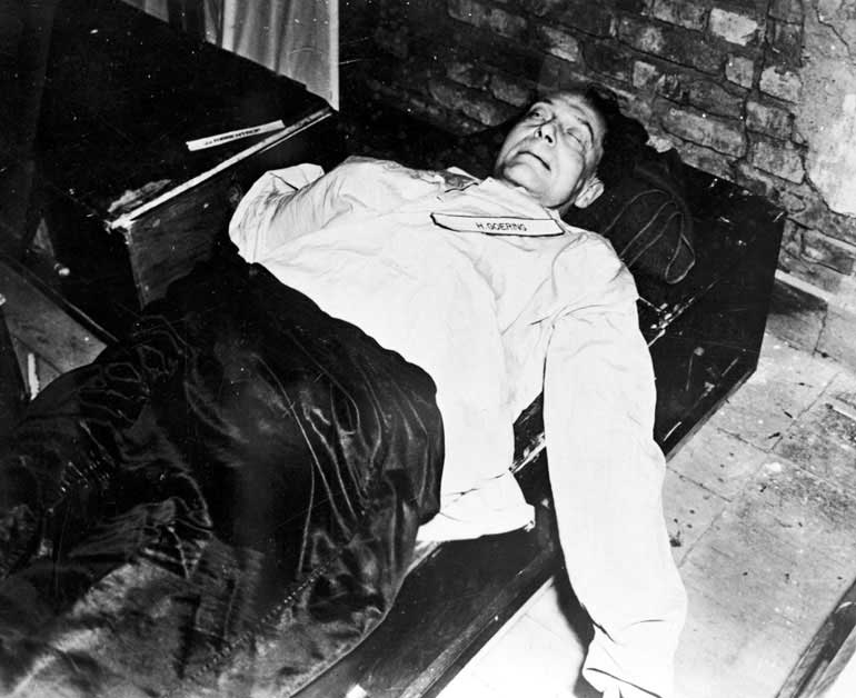 Труп приговоренного к смертной казни рейхсмаршала Германа Геринга, покончившего жизнь самоубийством за 2 часа до казни, 16 октября 1946 года