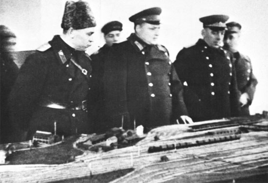 Командование войсками 11-й гвардейской армии, в центре - командарм генерал-полковник К. Н. Галицкий