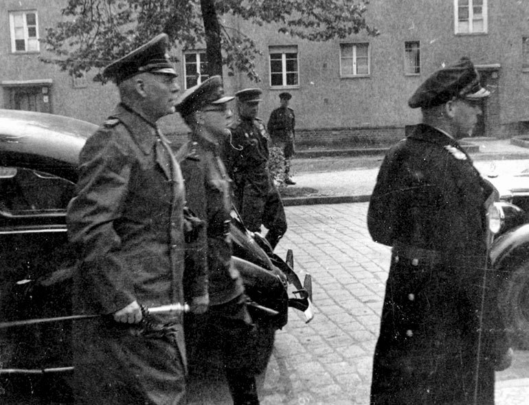 представители Германского командования во главе с генерал-фельдмаршалом Кейтелем