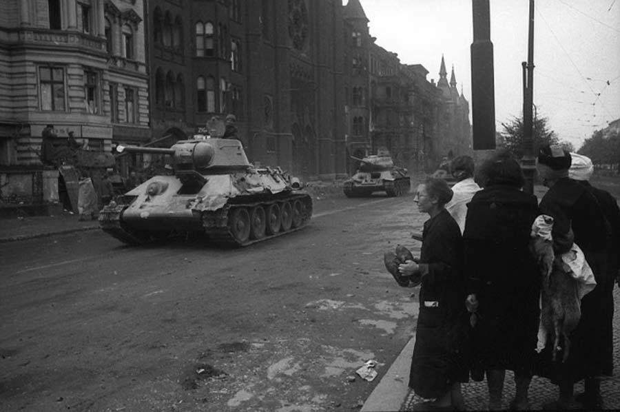Советский танк Т-34-76 во взятом Берлине. 1945 год