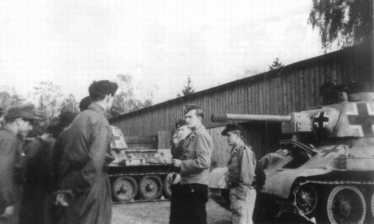 немецкие танкисты изучают советский танк Т-34