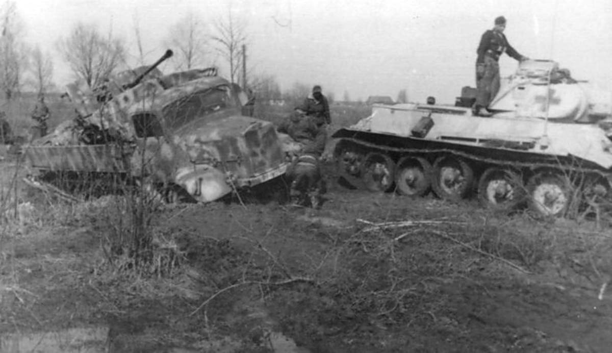 советский Т-34 вытягивает немецкую машину