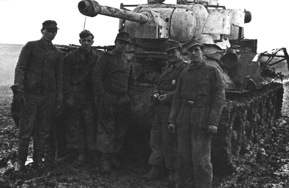группа немецких танкистов у советского трофейного танка