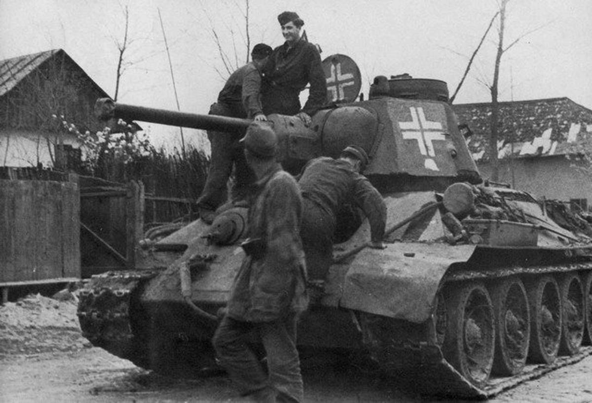 немецкие танкисты на советском трофейном танке Т-34
