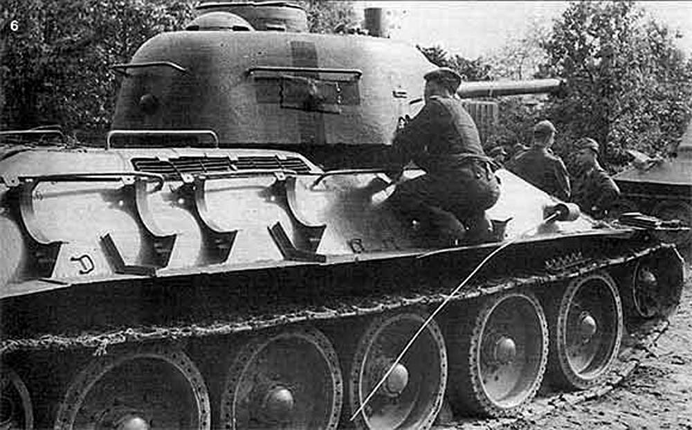 немец рисует на Т-34 свастику