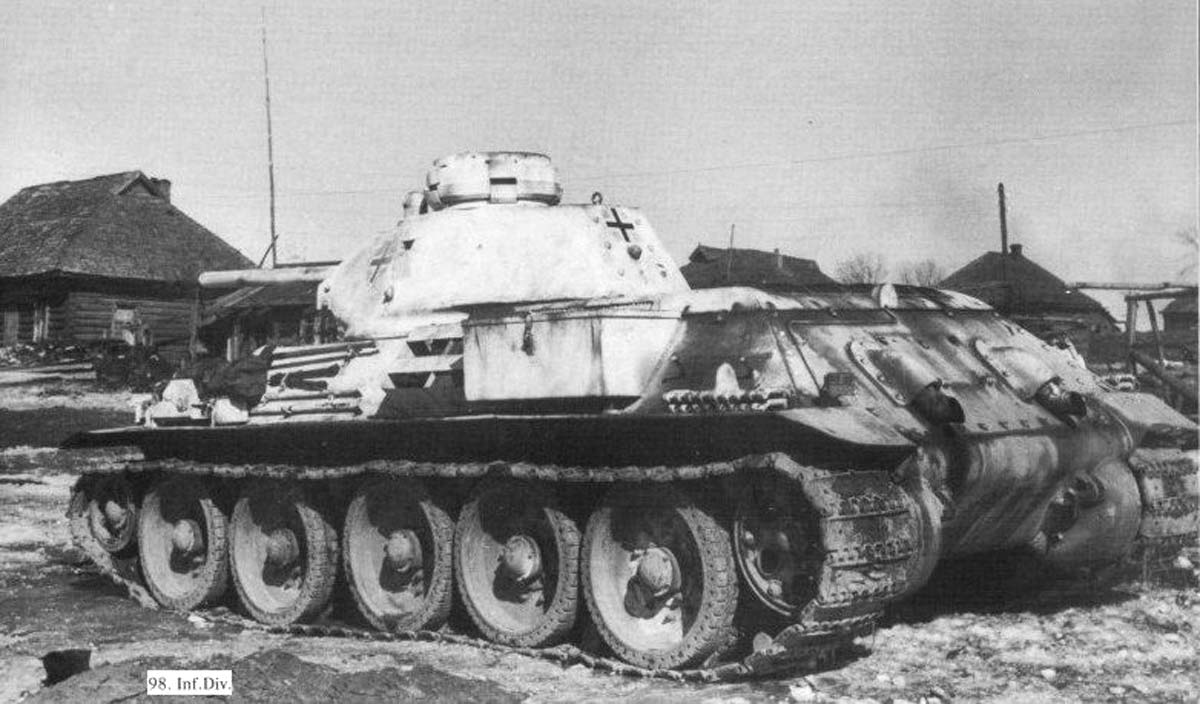 танк Т-34 с немецкими крестами