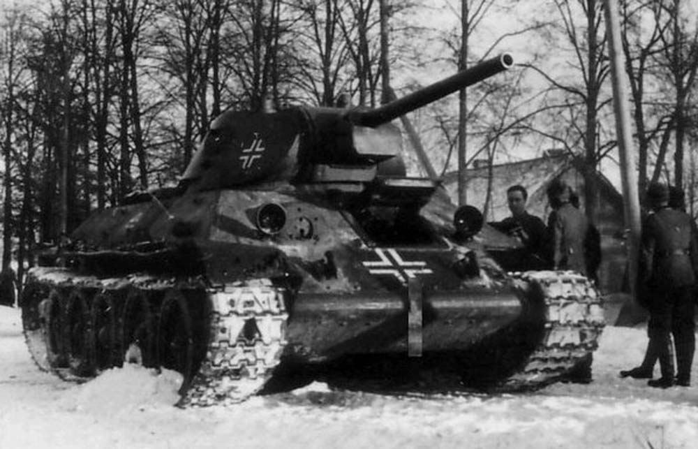 немцы готовят трофейный танк Т-34 к бою