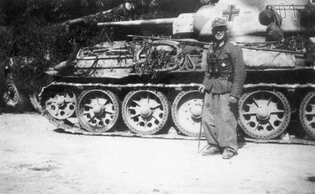 раненый немецкий солдат у танка Т-34