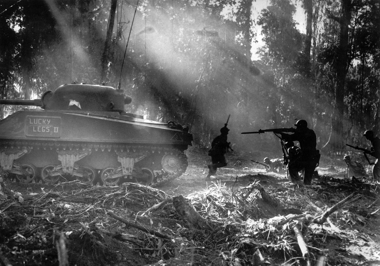 Под прикрытием танков М4 "Шерман" американские солдаты на острове Бугенвиль, Соломоновы острова