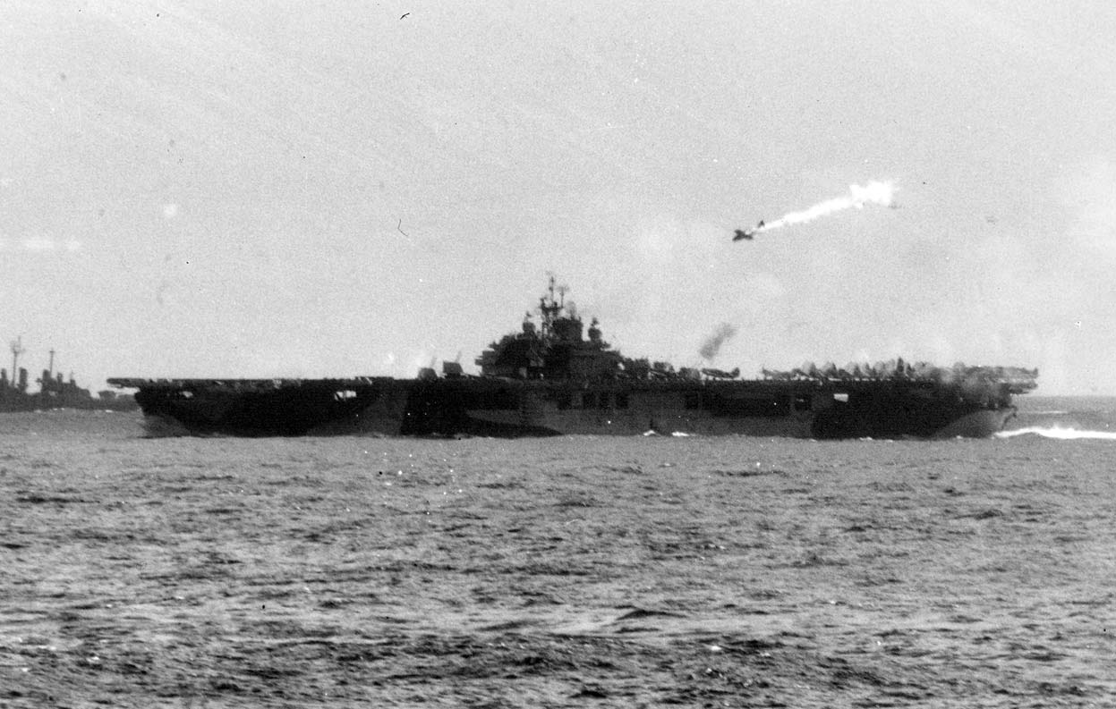 Горящий самолет японского камикадзе над палубой американского авианосца Эссекс USS Essex CV-9