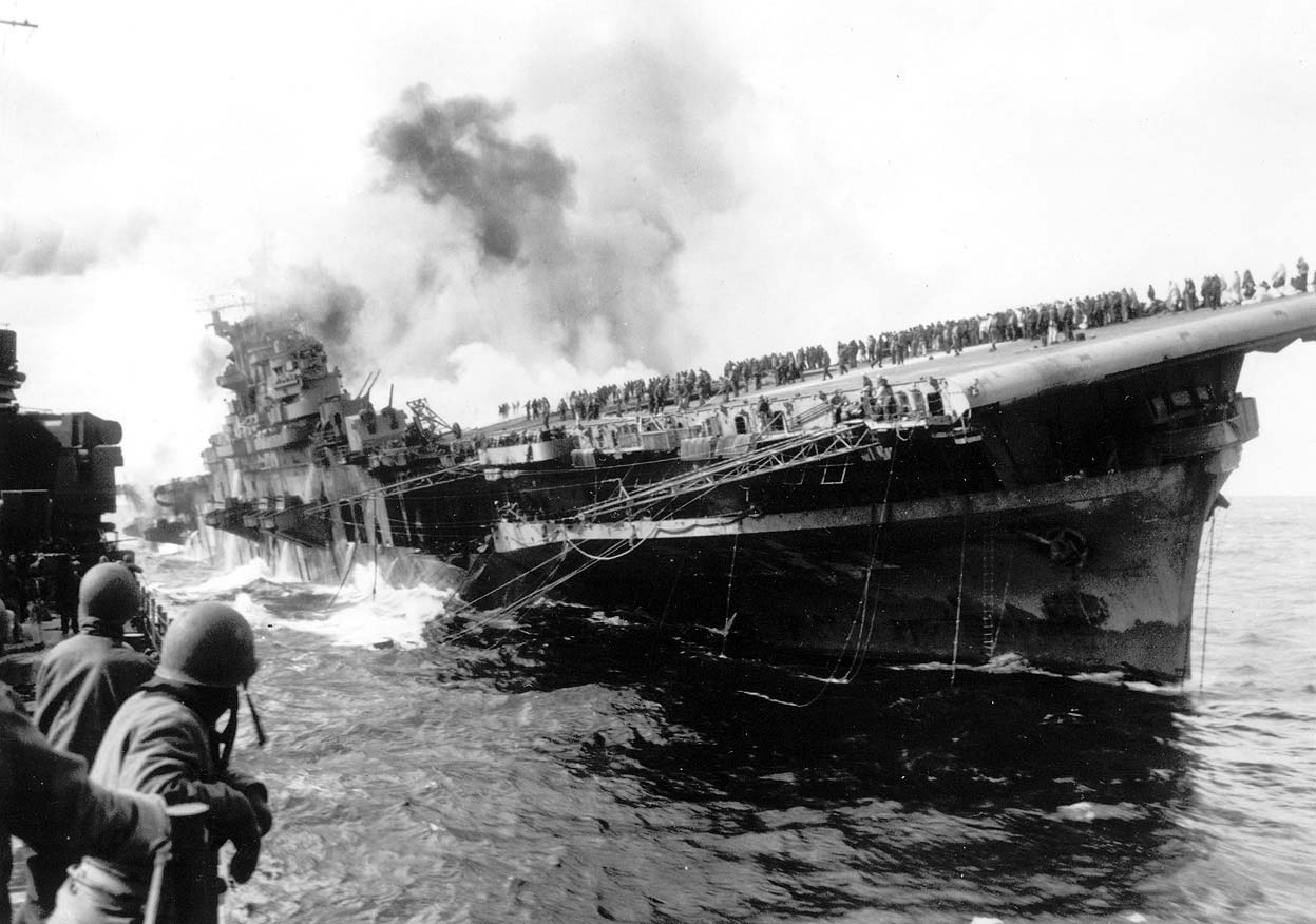 Американский авианосец Франклин (USS Franklin CV-13), класса Эссекс, после атаки одним японским пикирующим бомбардировщиком