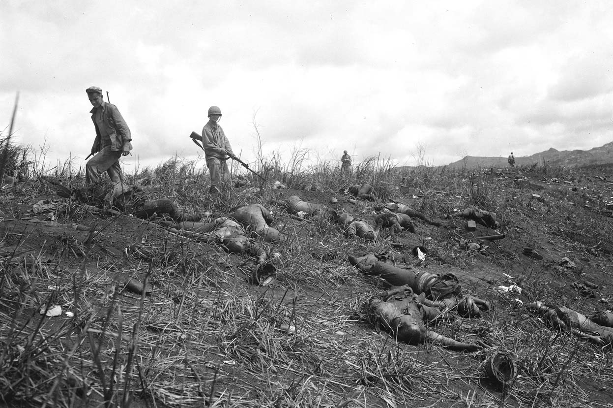 Тела погибших японских солдат после отбитой американцами атаки
