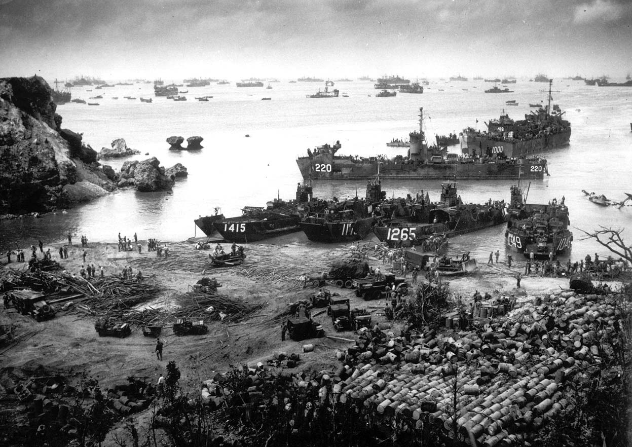 Высадка американский оккупационных войск на 350 мильный плацдарм на Окинаве