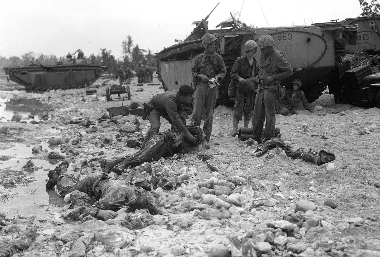 Первый дивизион морской пехоты США. Солдаты рядом со своми товарищами, погибшими во время высадки на остров Пелелиу