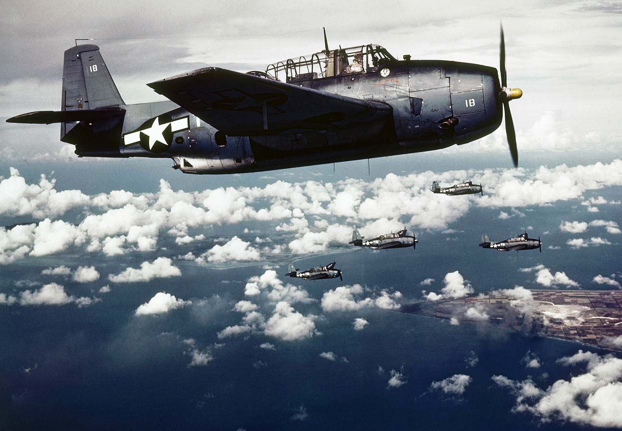 Самолеты палубной авиации США Грумман Эвенджер Grumman TBF Avenger в небе над японскими островами