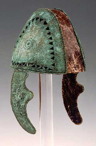 Шлем древнегреческого воина - фото - сохранившийся оригинал