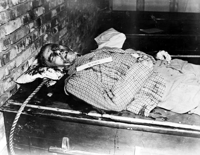 Труп казненного по приговору Международного трибунала в Нюрнберге Вильгельма Фрика, министра внутренних дел фашистской Германии, 16 октября 1946 года