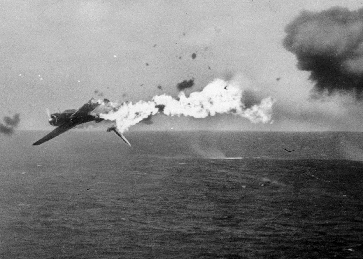 Японский самолет торпедоносец, сбитый 5-дюймовыми орудиями авианосца Йорктаун USS Yorktown