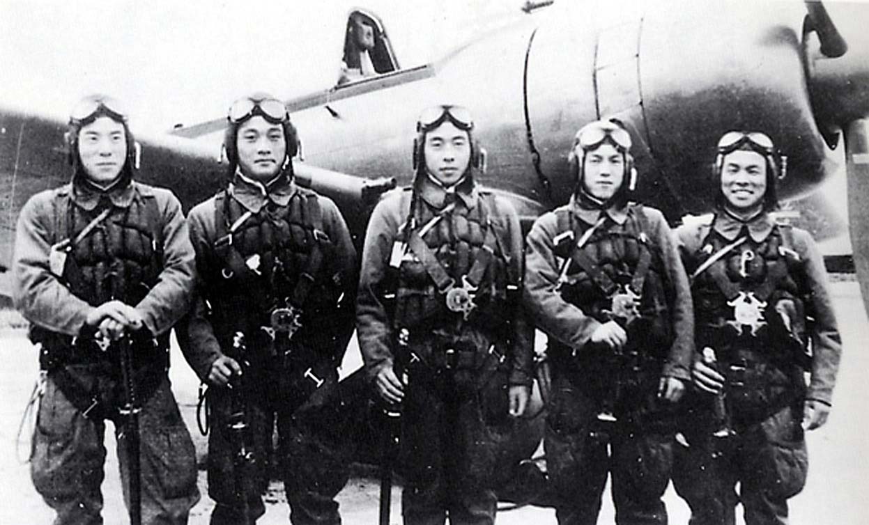 Японские летчики камикадзе у самолета Зеро Zero