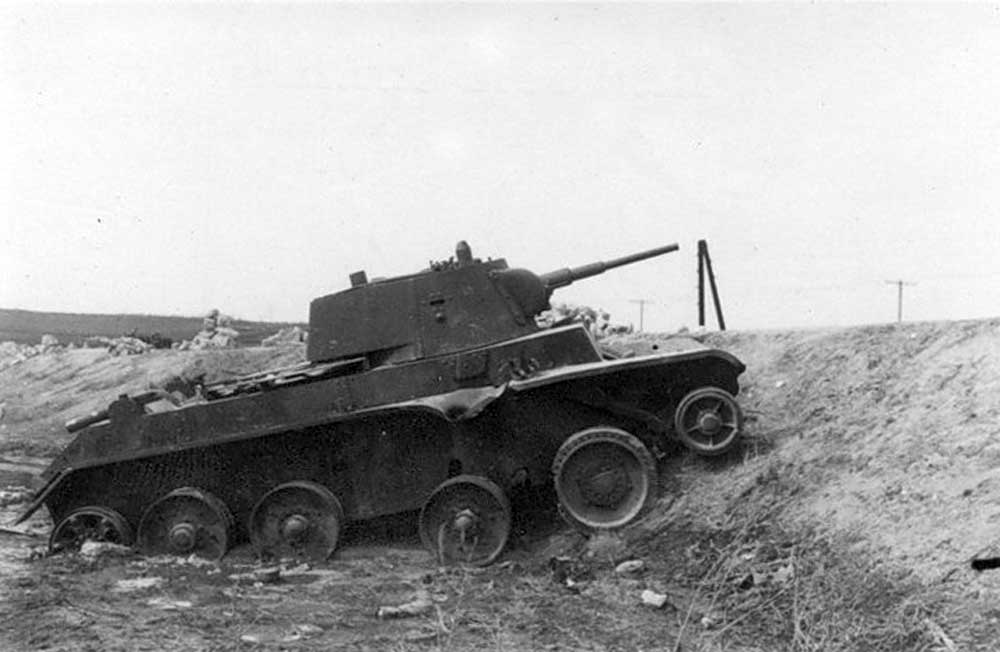 Советский танк БТ-7 1941 год, подбитый немцами, трофей гитлеровцев