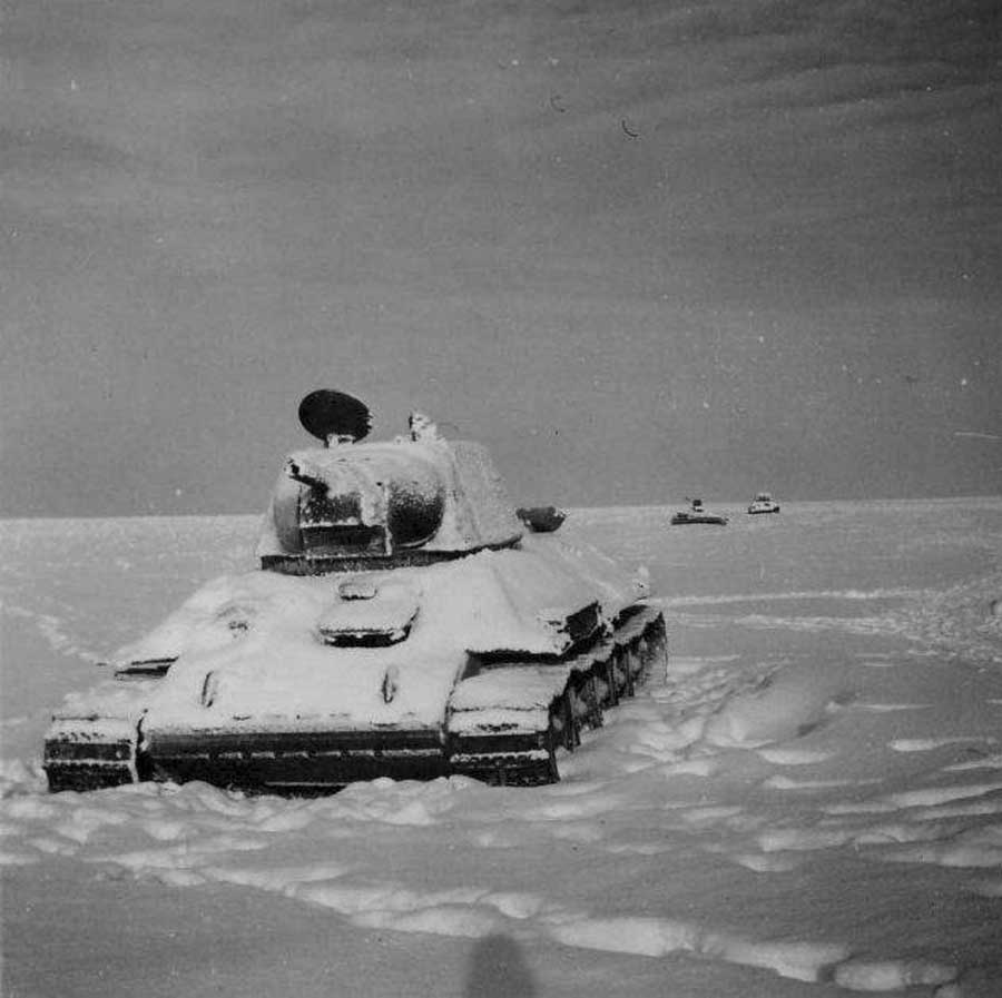 Декабрь 1941 года, замерзшие советские танки Т-34, врага они не пропустили!